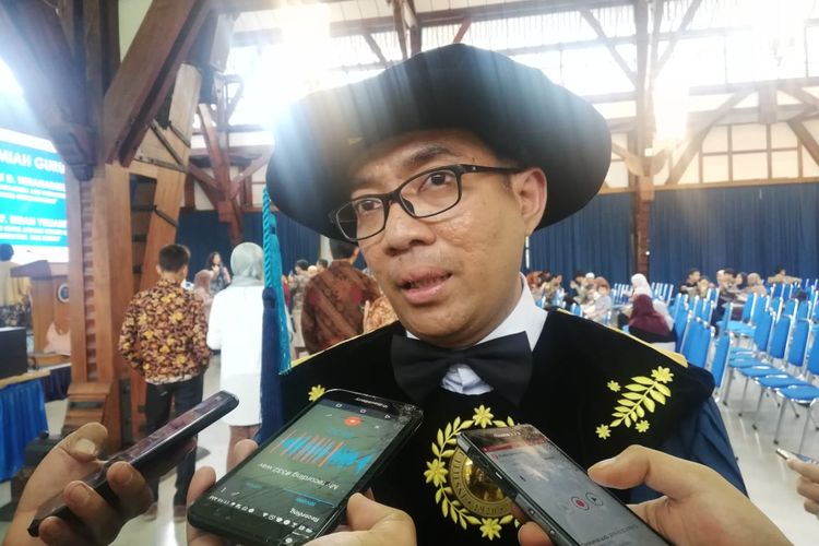 Brian Yuliarto yang menjadi Guru Besar ITB di usia 43 tahun. 