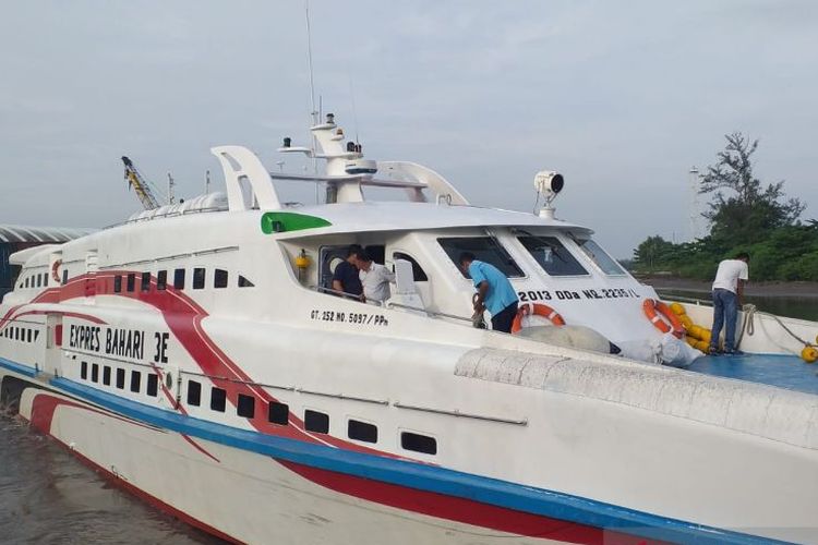 Kapal Express Bahari 3E saat berlabuh di Pelabuhan Tanjungpandan.
