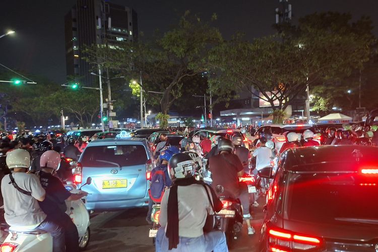 Usai Indonesia Vs Malaysia, Lalu Lintas di Sekitar GBK Padat, Kendaraan Mengular di Pintu 10
