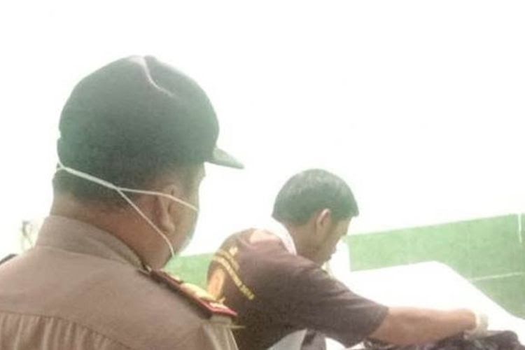 Petugas instalasi pemulasaran jenazah RSUD Sayang Cianjur tengah memeriksa kondisi mayat tanpa identitas yang ditemukan di wilayah Sukanagara, Cianjur, Jawa Barat, Kamis (26/9/2019) yang diduga korban pembunuhan.