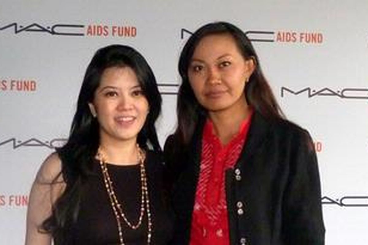 Kiri-kanan: Stella Lucky, Brand Manager MAC Indonesia bersama Putu Utami Dewi, Ketua Yayasan Spirit Paramacitta Bali. MAC memberikan donasi Rp 208.200.000 untuk mendukung program pemberdayaan penderita HIV-AIDS di Denpasar, Bali.