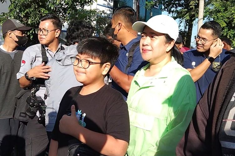 Ketua DPR Puan Maharani menyapa pengunjung di Car Free Day (CFD) Jalan Slamet Riyadi Solo, Jawa Tengah, Minggu (28/5/2023) pagi.