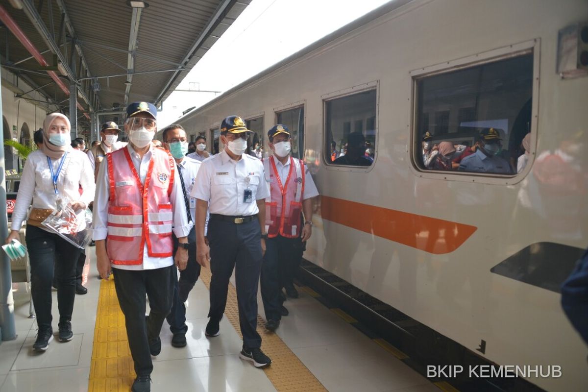 Menhub Budi Karya Sumadi di Stasiun Senen