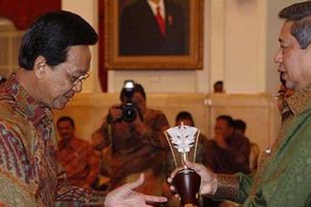 Presiden Susilo Bambang Yudhoyono menyerahkan Penghargaan Ketahanan Pangan Tingkat Nasional Tahun 2010 kepada Gubernur DIY Sultan Hamengku Buwono X di Istana Negara, Jumat (3/12/2010).