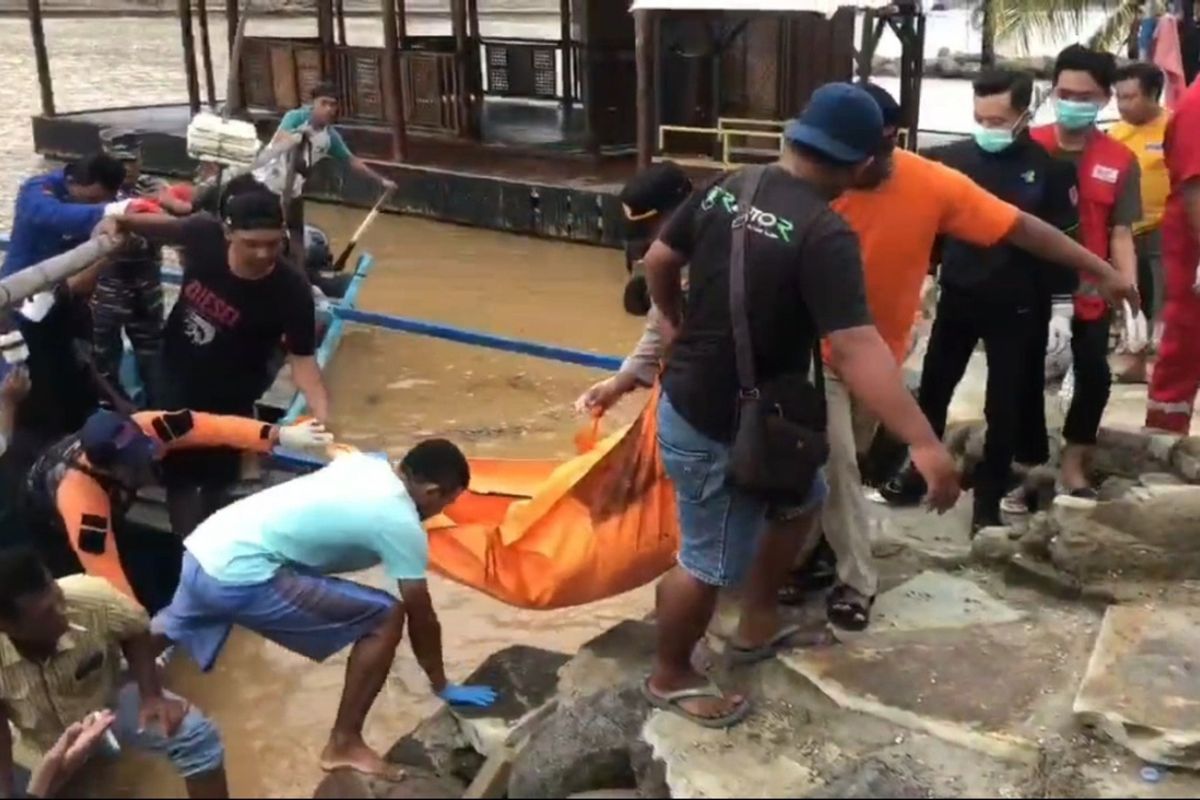 Petugas gabungan mengevakuasi jenazah pencari ikan dari muara Pantai Pancer Dorr Kabupaten Pacitan, Jawa Timur, Selasa (13/05/2025).