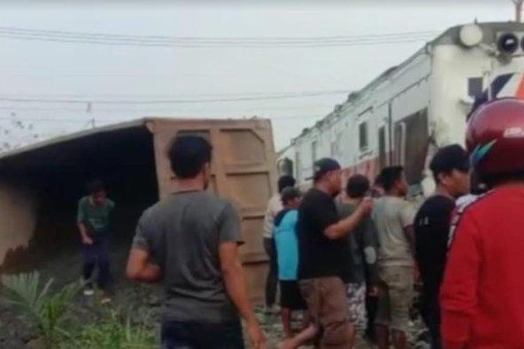 Mogok di tengah-tengah perlintasan rel kereta api, truk Fuso bermuatan material batu ditabrak Kereta Api Sri Lelawangsa tujuan Medan-Binjai, Selasa (27/2) sore, sekitar pukul 17.30 WIB. 
