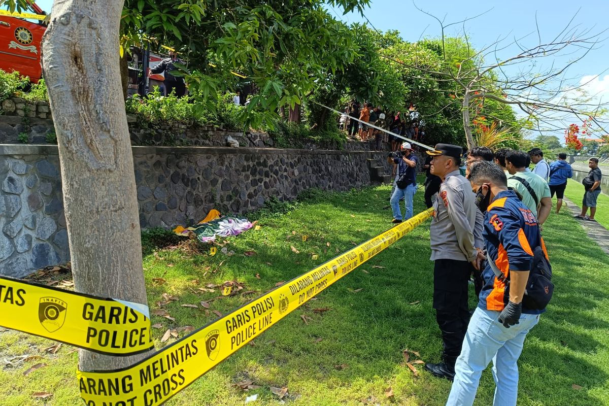 Aparat kepolisian sektor (Polsek) Denpasar Selatan saat melakukan olah tempat kejadian perkara dalam peristiwa penemuan jasad pria tanpa indetitas di bantaran sungai Taman Pancing, Jala Tukad Baru Timur, Desa Pemogan, Kecamatan Denpasar Selatan, Kota Denpasar, Provinsi Bali, Kamis (7/11/2024) pagi. 
