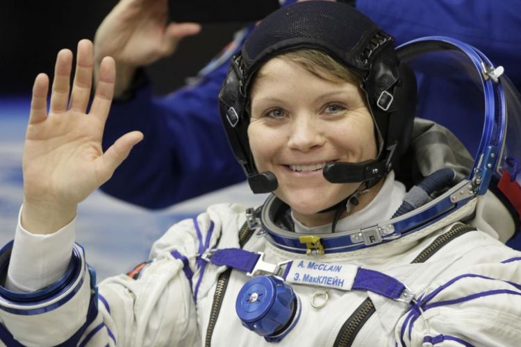 Astronot perempuan, Anne McClain yang menjadi pemimpin dalam penerbangan ke luar angkasa pertama NASA yang hanya diikuti 2 astronot wanita.