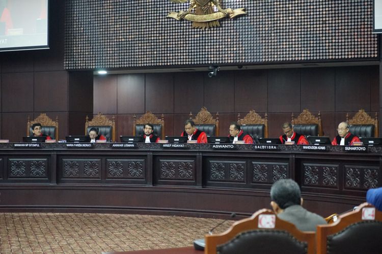 Hakim Mahkamah Konstitusi saat sidang uji materiil UU Pemilu, Selasa (24/10/2017).