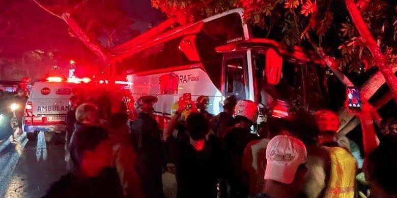 Kecelakaan bus pariwisata Sakhindra Trans melibatkan beberapa kendaraan terjadi di depan Batu Town Square (Batos) Kota Batu, Rabu (8/1/2025) malam. Kecelakaan maut di Kota Batu ini diduga akibat rem blong. 

