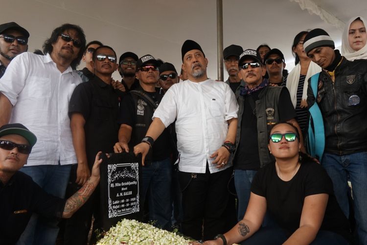 Indro Warkop didampingi anggota komunitas motor gede dan anaknya Handhika Indrajanthy Putrie (tengah bawah) berfoto di makam istrinya Nita Octobijanthy di TPU Tanah Kusir, Jakarta Selatan, Rabu (10/10/2018).