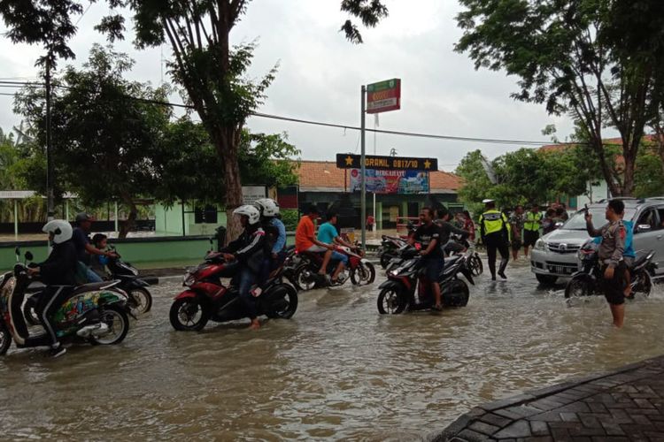 Para pengendara harus berhati-hati, lantaran banjir yang melanda Kecamatan Benjeng dan Balongpanggang, Rabu (1/1/2020).