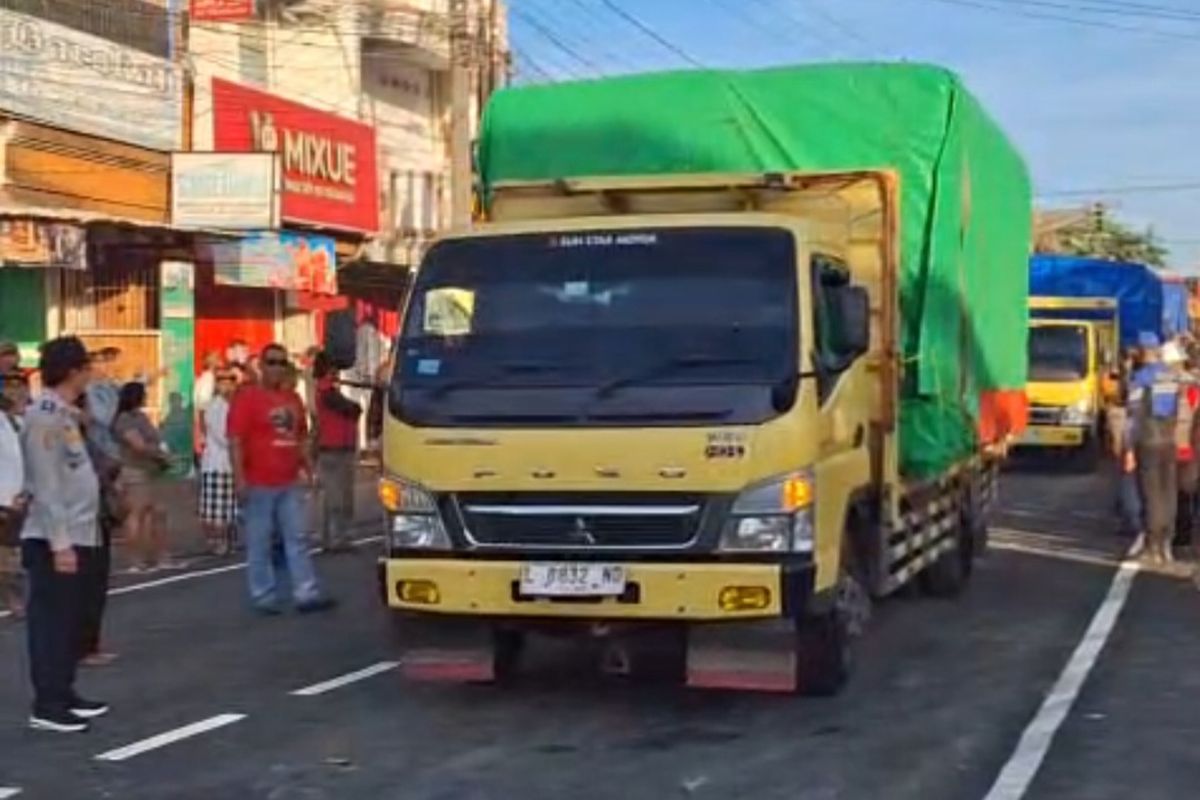 Sejumlah truk melintas di jalur Denpasar-Gilimanuk di depan Pasar Bajera, Kecamatan Selemadeg, Kabupaten Tabanan, Provinsi Bali, setelah kembali dibuka, Sabtu (19/7/2025). 