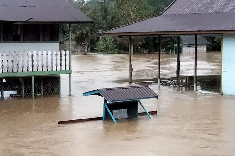 Fasilitas pendidikan terendam banjir akibat meluapnya Sungai Teweh di Desa Benangin V Kecamatan Teweh Timur, Jumat (26/11/2021) pagi. 