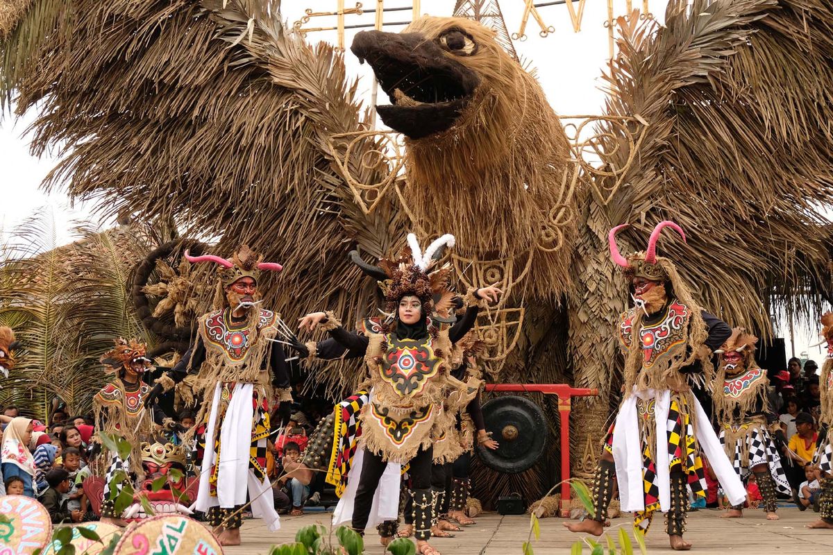 Sejumlah penari dari sanggar Batara menampilkan tari Mahesasura di panggung terbuka arena Festival Lima Gunung (FLG) XVIII di kawasan lereng gunung Merapi Dusun Tutup Ngisor, Sumber, Dukun, Magelang, Jawa Tengah, Minggu (7/7/2019). Sebanyak 77 grup kesenian dan ratusan seniman lintas aliran dari berbagai daerah di Indonesia turut memeriahkan gelaran FLG XVIII yang diselenggarakan seniman petani komunitas lima gunung (Merapi, Merbabu, Andhong, Menoreh dan Sumbing) yang mengusung tema Gunung Lumbung Budaya.