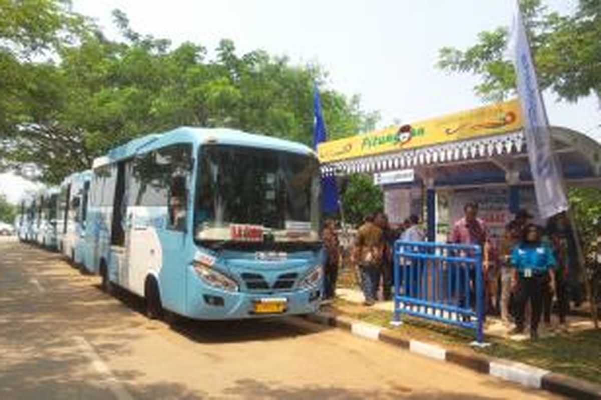 Bus transjakarta yang digunakan untuk layanan bus gratis ke Rusunawa Marunda, Jakarta Utara.