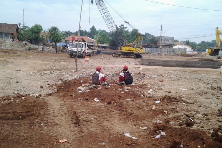 Siswa SDN Protomulyo Kaliwungu Selatan Kendal, saat melihat proses pembebasan lahan untuk proyek Tol Batang-Semarang.