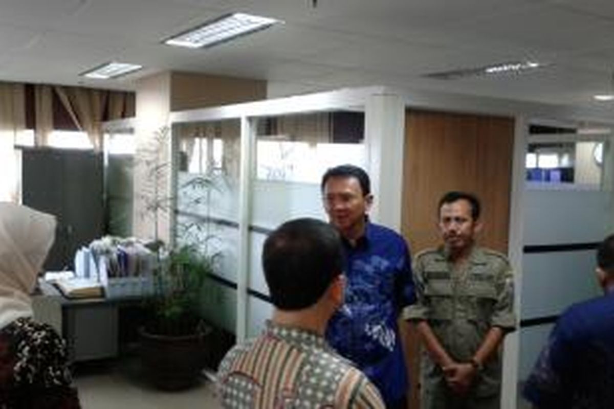 Wakil Gubernur DKI Jakarta Basuki Tjahaja Purnama saat melakukan peninjauan ke kantor-kantor yang ada di Gedung Blok G, Balaikota Jakarta, Kamis (27/3/2014)