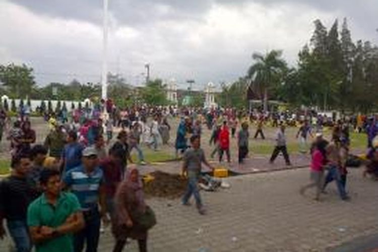 Seribuan warga menyerbu kantor Gubernur Aceh. Polisi pun melepas tembakan untuk mengusir warga yang mulai anarkistis.