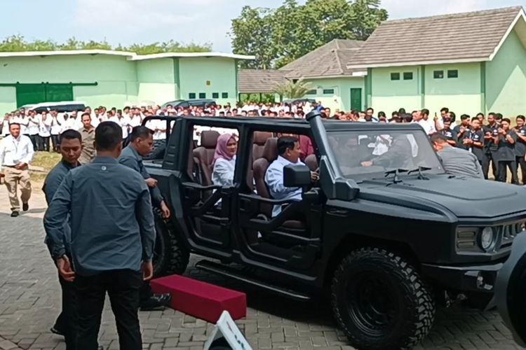 Presiden Joko Widodo kunjungan kerja ke PT Pindad Malang menaiki mobil taktis Maung disopiri Menteri Pertahanan, Prabowo Subianto, Senin (24/7/2023).