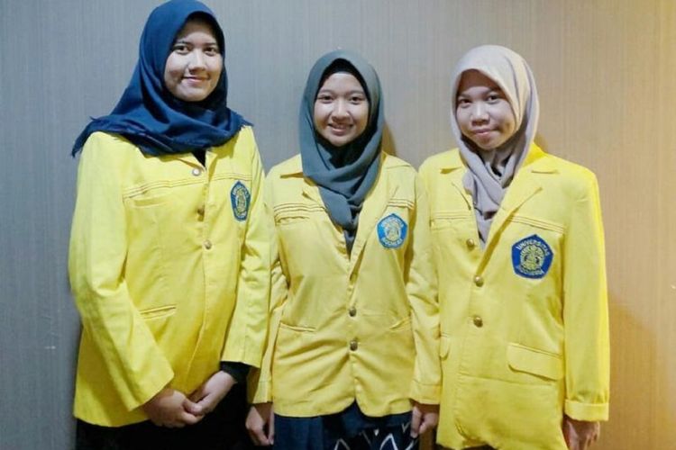Tiga mahasiswa Jurusan Teknik Bioproses Fakultas Teknik Universitas Indonesia (UI) yang menemukan obat anti-kanker serviks yang berasal dari racun duri ikan lionfish sebagai alternatif obat dari bahan alami.