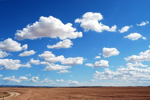 Mengapa Awan Tampak Melayang-layang di Hamparan Langit? Ini Penjelasan Sains 