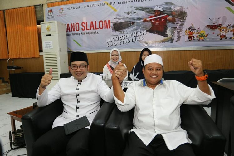 Gubernur Jabar terpilih Ridwan Kamil dan Wakil Gubernur Jabar terpilih Uu Ruzhanul Ulum saat hadir dalam rapat pleno terbuka penetapan gubernur dan wakil gubernur terpilih di Kantor KPU Jabar, Selasa (24/7/2018).