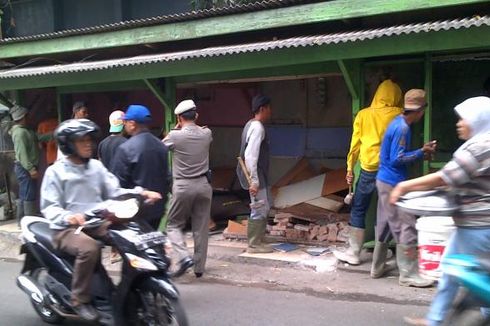 Kios di Jalan Caringin Cilandak Dibongkar, PKL Mohon Belas Kasih