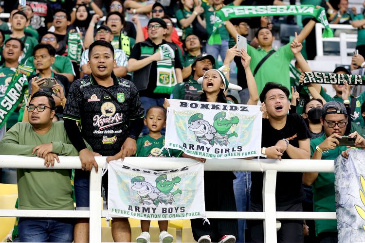 Suporter Persebaya Surabaya Bonek saat mendukung tim berlaga di Liga 1 2023-2024 di Stadion Bung Tomo Surabaya. 