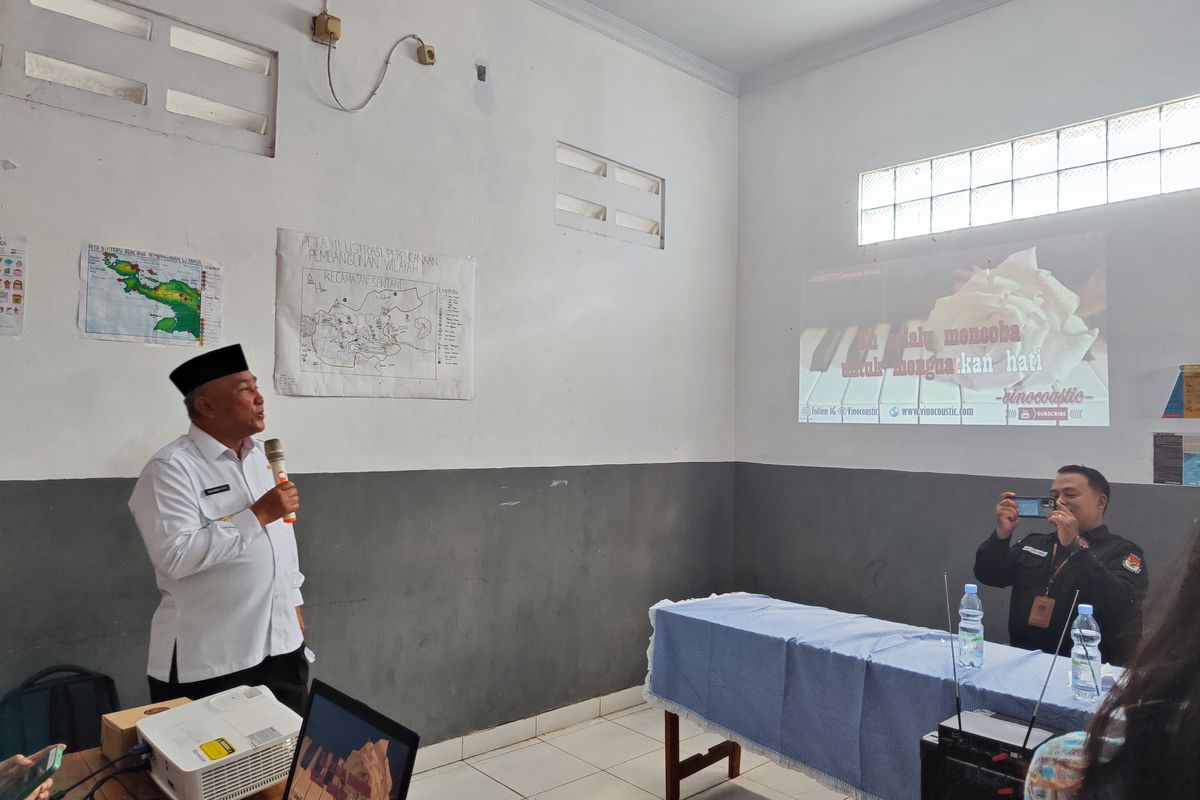Walkot Depok Mohammad Idris saat mengajarkan melek politik bagi pemilih pemula lewat lagu Virgoun dan Anji di SMA Kasih Depok pada Rabu (8/11/2023). 