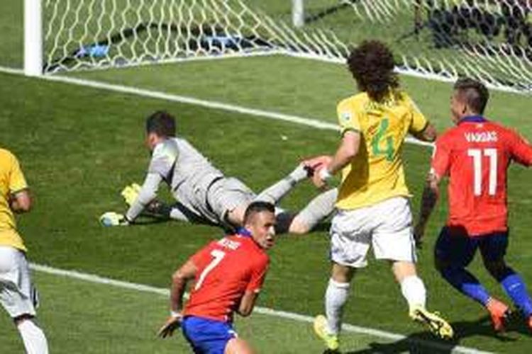 Penyerang Cile, Alexis Sanchez (tengah-depan) merayakan gol yang dicetaknya ke gawang Brasil pada laga perdelapan final Piala Dunia 2014, Sabtu (28/6/2014).