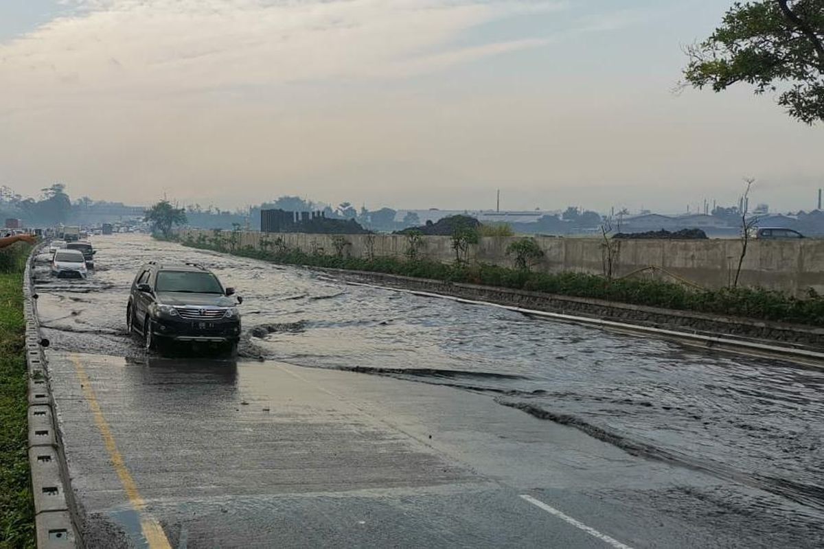 Terjadi genangan air sepanjang Jalan Tol Padaleunyi akibat adanya proyek pembangunan Kereta Cepat Jakarta-Bandung, Rabu (12/8/2020).