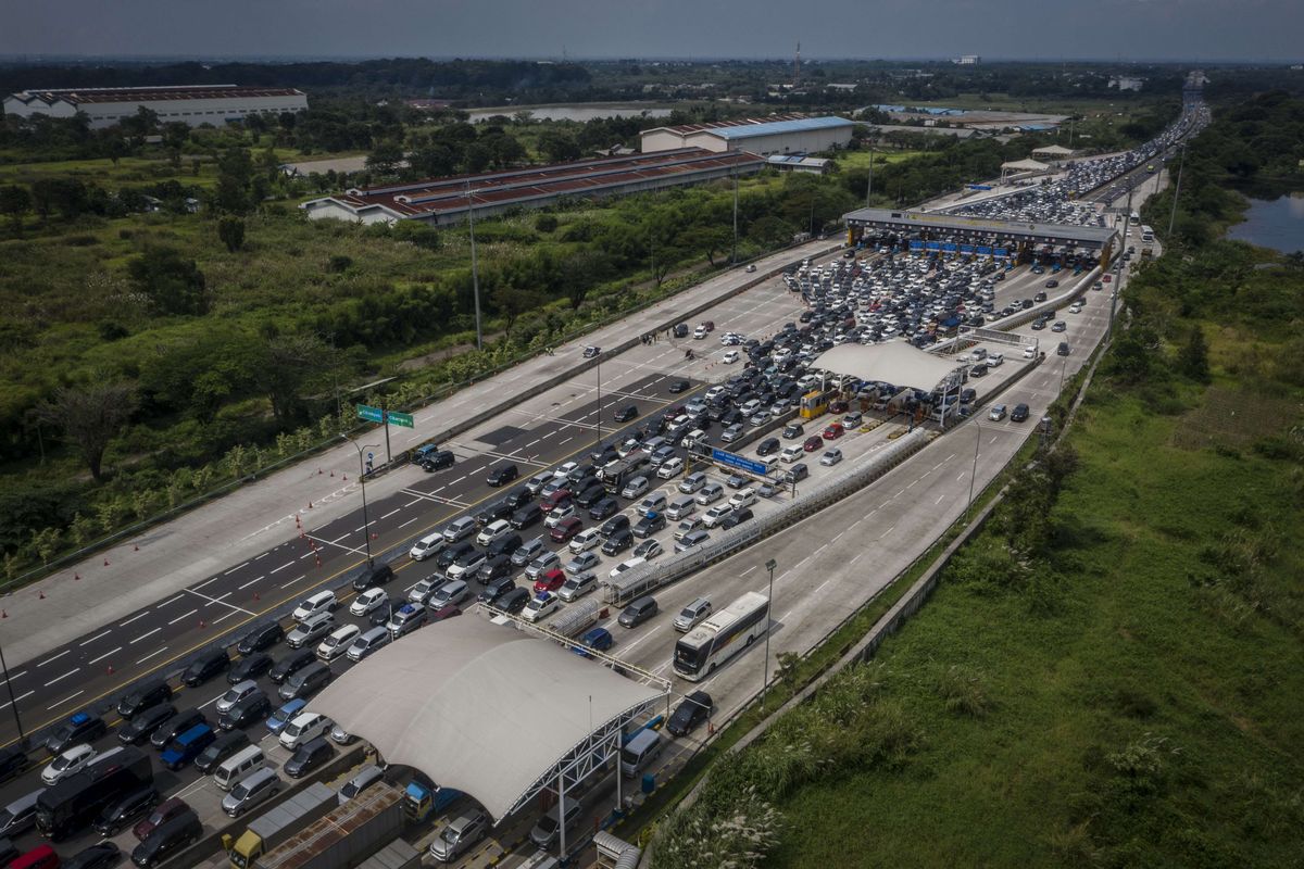 Antrean kendaraan menuju arah Jakarta di Gerbang Tol Cikampek Utama, Karawang, Jawa Barat, Jumat (6/5/2022). Pada H+3 Lebaran 2022, ruas Jalan Tol Jakarta-Cikampek mengalami kepadatan volume kendaraan dan diperkirakan puncaknya pada H+5 atau 8 Mei 2022.