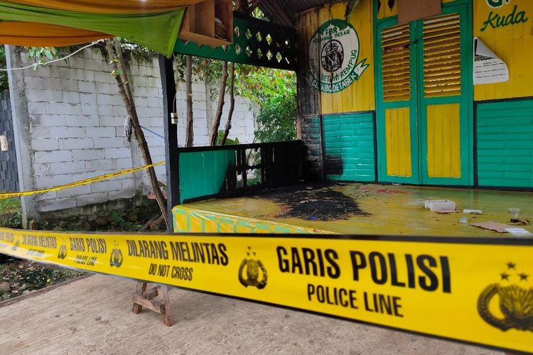 Kondisi posko milik salah satu organisasi masyarakat (Ormas) di kawasan Parigi, Pondok Aren, Tangerang Selatan yang dibakar sekelompok orang tak dikenal.