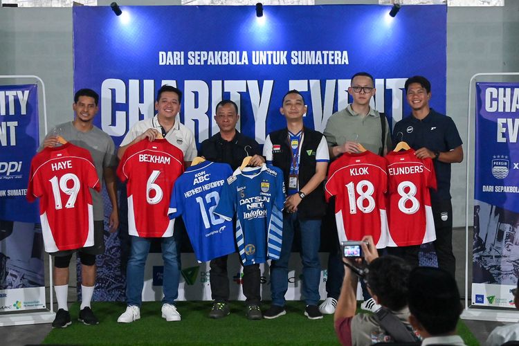 Charity Event dari sepak bola untuk Sumatera, Persib Bandung dan Asosiasi Pemain Profesional Indonesia (APPI) digelar pada Jumat (9/1/2025) di Padel Plush Bandung, turut melelang jersey yang tembus belasan juta. 