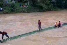 Warga 2 Desa di Tasikmalaya Setiap Hari Bertaruh Nyawa Seberangi Jembatan Darurat