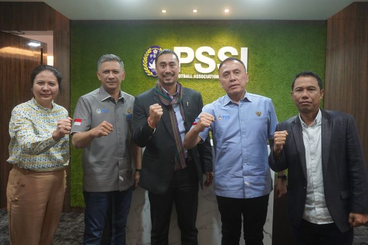 FIFA Development Project Coordinator, Niko Nhouvannasak, saat mengunjungi kantor PSSI, GBK Arena, Jakarta, pada Senin (10/10/2022). Pertemuan itu juga dihadiri oleh Ketua Umum PSSI, Mochamad Iriawan, Wakil Ketua Umum, Iwan Budianto, Sekjen PSSI, Yunus Nusi. Terkini, Yunus Nusi menjawab soal isu suap yang diberika kepada klub Liga 2 untuk menghentikan kompetisi.