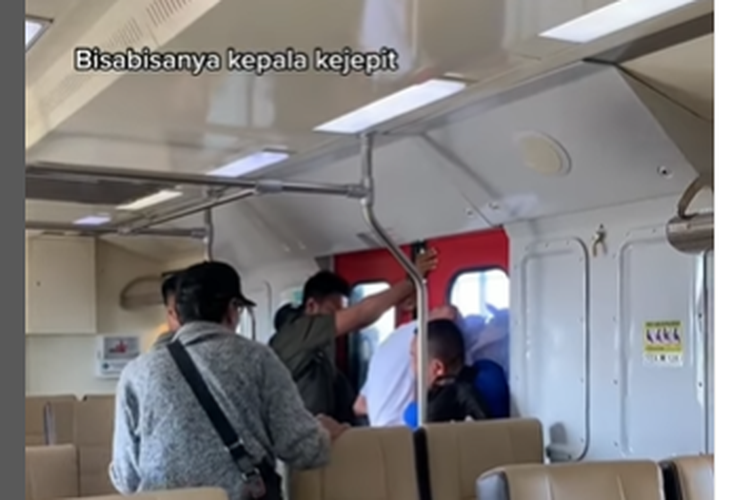 Tangkapan layar video yang merekam detik-detik kepanikan saat penumpang terkepit pintu kereta
