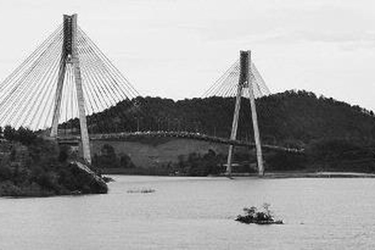 Salah satu pemandangan khas Kota Batam, yaitu Jembatan Barelang.