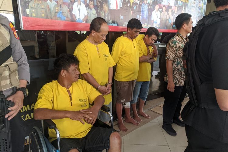Empat tersangka (berbaju kuning) kasus penipuan dan skimming ATM yang ditangkap jajaran Polres Metro Jakarta Utara. Mereka diperlihatkan kepada wartawan di Mapolres Jakarta Utara, Jumat (28/2/2020).