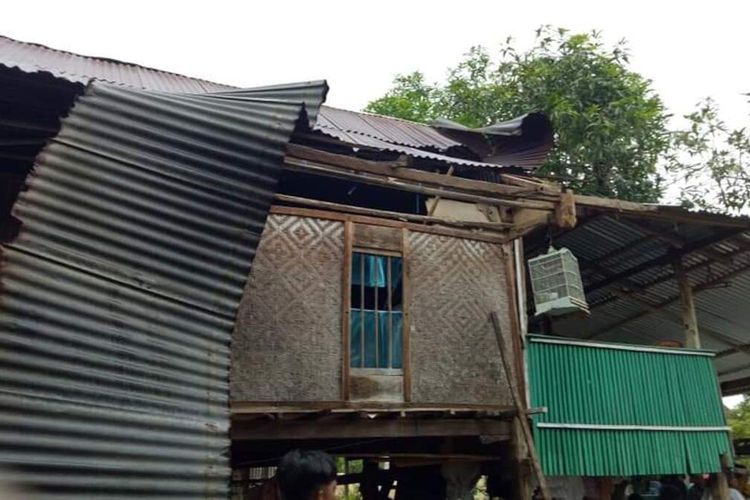 7 unit rumah di Kelurahan Bonepute, Kecamatan Larompong Selatan, Kabupaten Luwu porak poranda.Senin (06/01/2020)
