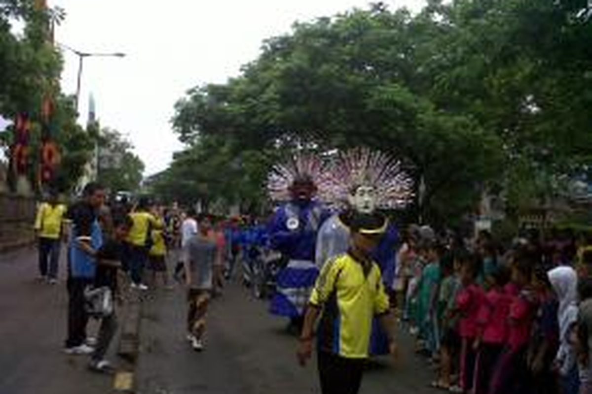 Pawai Festival Kebudayaan Johar Baru

Ribuan warga Johar Baru menggelar Pawai kebudayaan dalam rangka Festival Budaya Johar Baru, Minggu pagi (17/11/2013). Berbagai pawai seperti ondel-ondel, kebudayaan betawi, drumband, komunitas ibu-ibu pkk, komunitas sepeda ontel, memenuhi jalan Jenderal Suprapto mulai pukul 08.00 wib.Kompas.com/Ummi Hadyah Saleh
