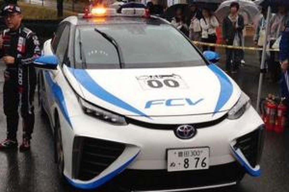 Akio Toyoda menggeber FCV hanya beberapa hari sebelum peluncuran resmi di Rally Jepang.