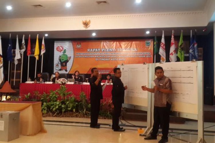 Suasana Rapat Pleno Rekapitulasi Suara Pilkada Kota Batu oleh KPU Kota Batu, Kamis (23/2/2017)