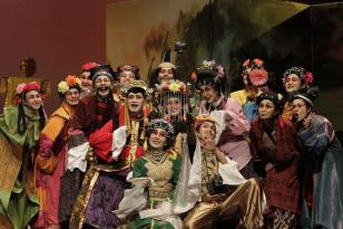 Aksi para seniman Teater Koma dalam pementasan Opera Ular Putih di gedung Graha Bhakti Budaya Taman Ismail Marzuki, Jakarta, Kamis (2/4/2015). Opera Ular Putih diangkat dari kisah legenda tua asli Tiongkok yang berkisah tentang siluman ular putih yang ingin menjadi manusia dan bertekad menikah dengan seorang pria bernama Kohanbun.