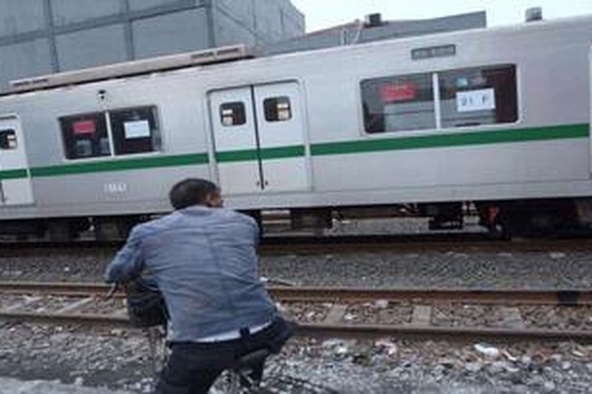 Ilustrasi: KRL sedang melaju