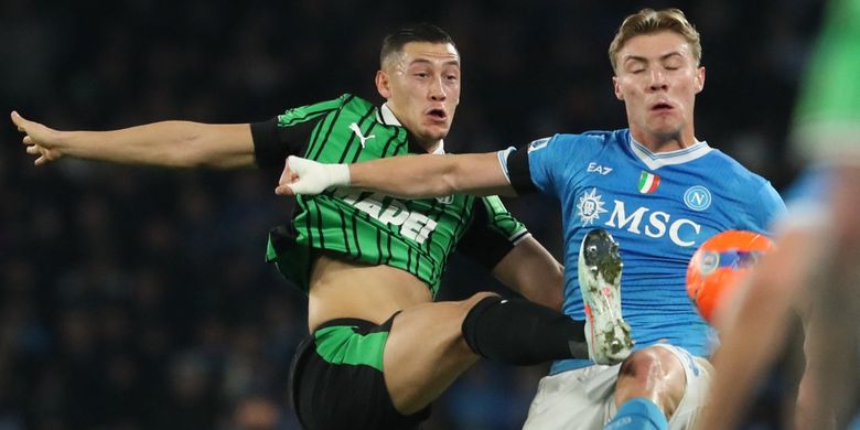 Jay Idzes (kiri) berduel dengan Rasmus Hojlund dalam pertandingan sepak bola Serie A Liga Italia antara Napoli vs Sassuolo di Stadion Diego Armando Maradona di Napoli pada 17 Januari 2026. (Foto oleh Carlo Hermann / AFP)