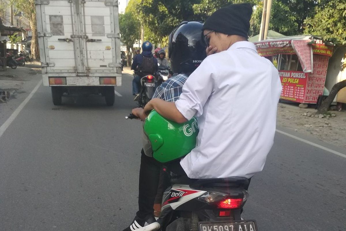 penumpang ojol tak pakai helm