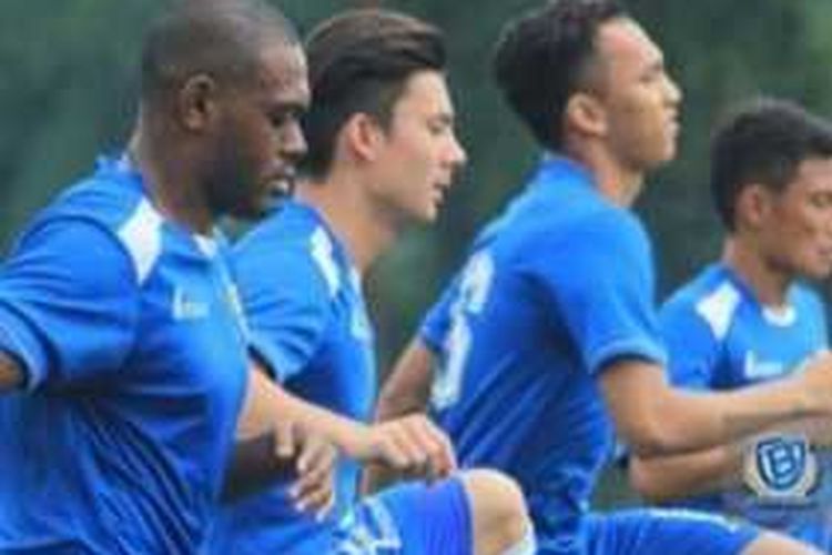 David Laly (kiri) mulai berlatih bersama Persib Bandung. 