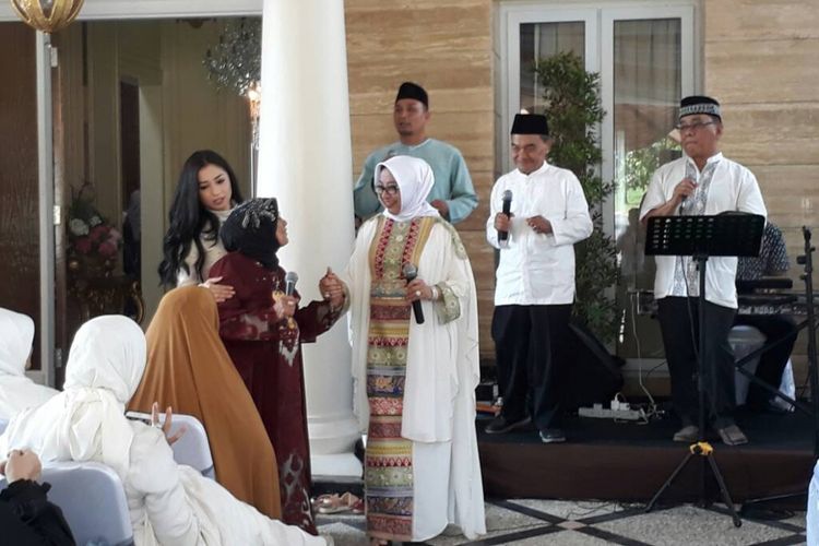 Nikita Willy bersama keluarga diabadikan saat akan bernyanyi (tradisi Lebaran) di Perumahan Sentul, Bogor, Jawa Barat, Minggu (25/6/2017).